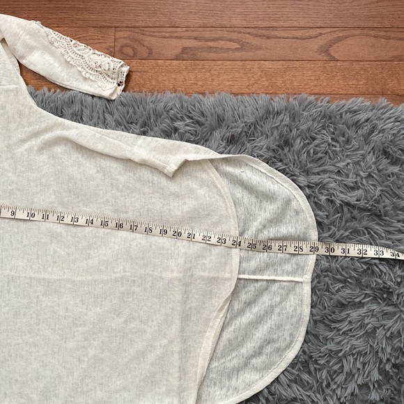 Cute top w/embroidered sleeves - Picture 9 of 9